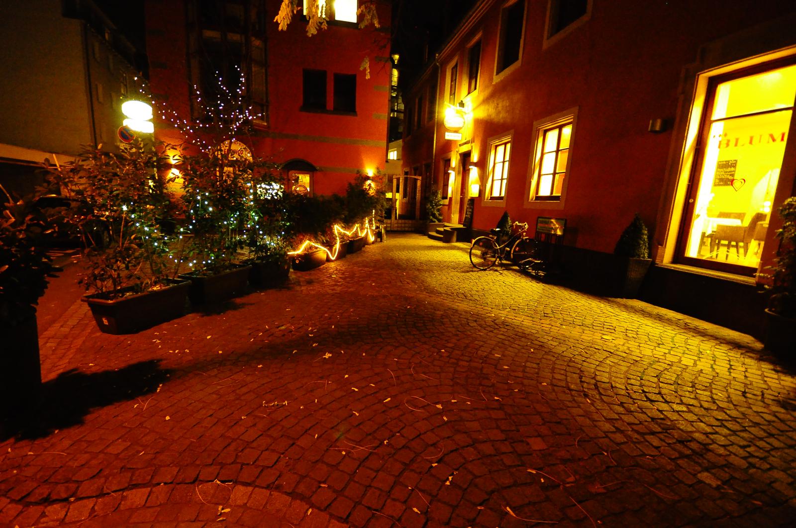 Beleuchteter Innenhof der Santiagobar in Mainz am Abend